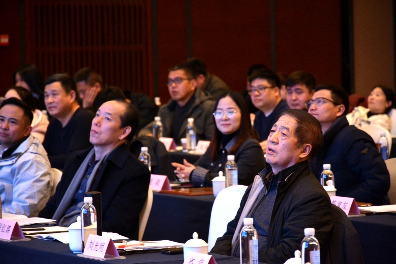 一群人坐在桌子前

AI 生成的内容可能不正确。