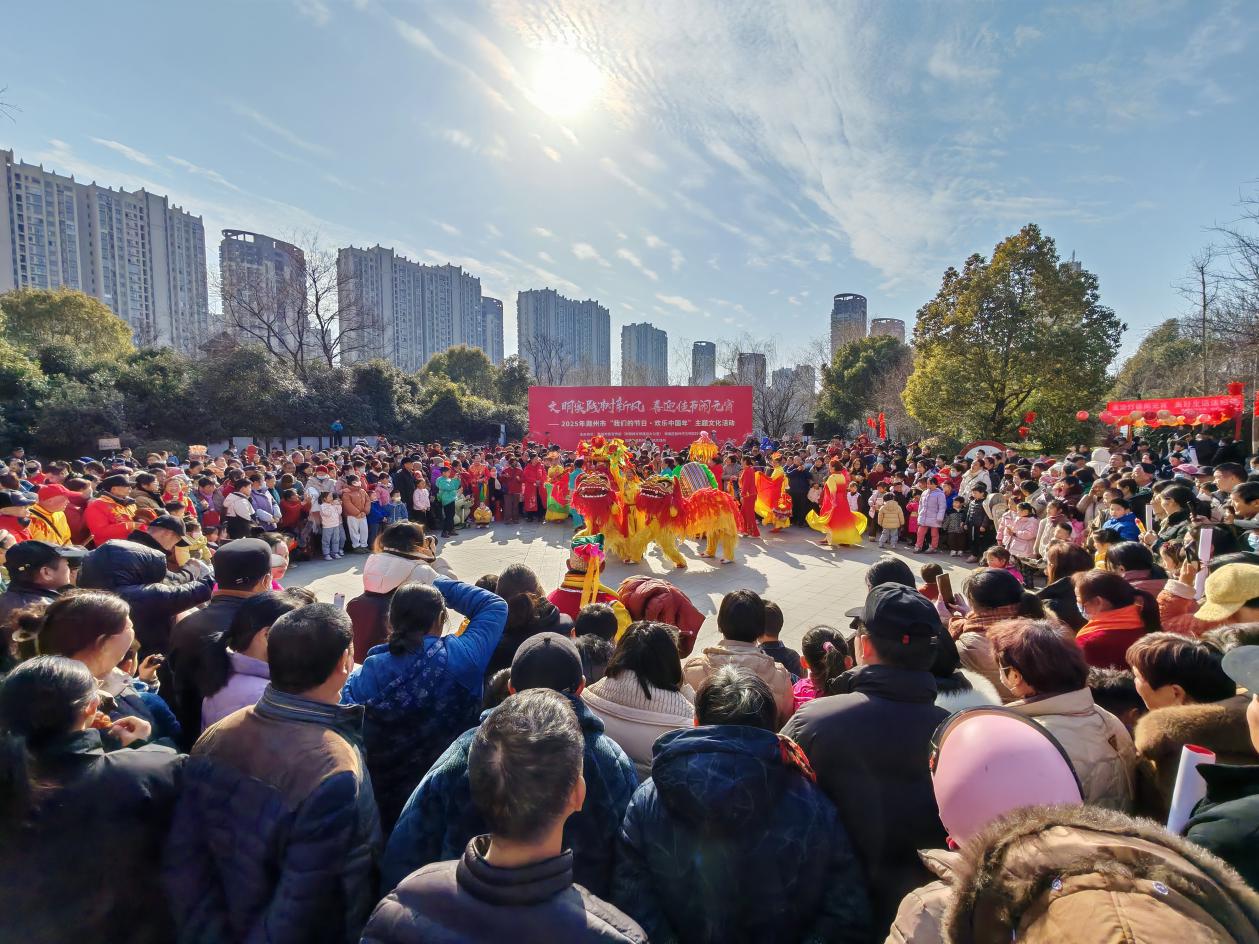 南谯区新时代文明实践中心组织开展“文明实践树新风 喜迎佳节闹元宵”——2025年滁州市“我们的节日·欢乐中国年”主题文化活动,通过丰富多彩的民俗表演,营造了喜庆浓厚的节日氛围。 (3)