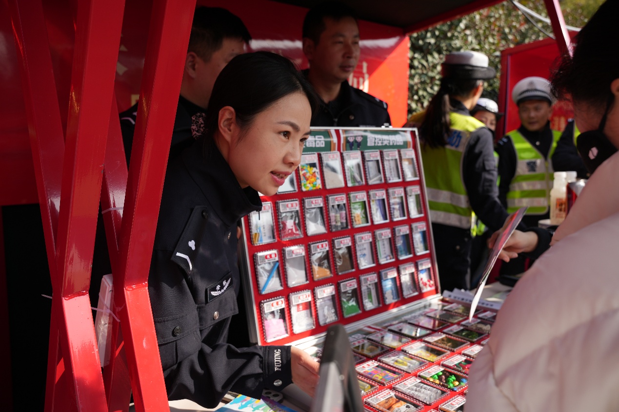 人手里拿着伞

AI 生成的内容可能不正确。