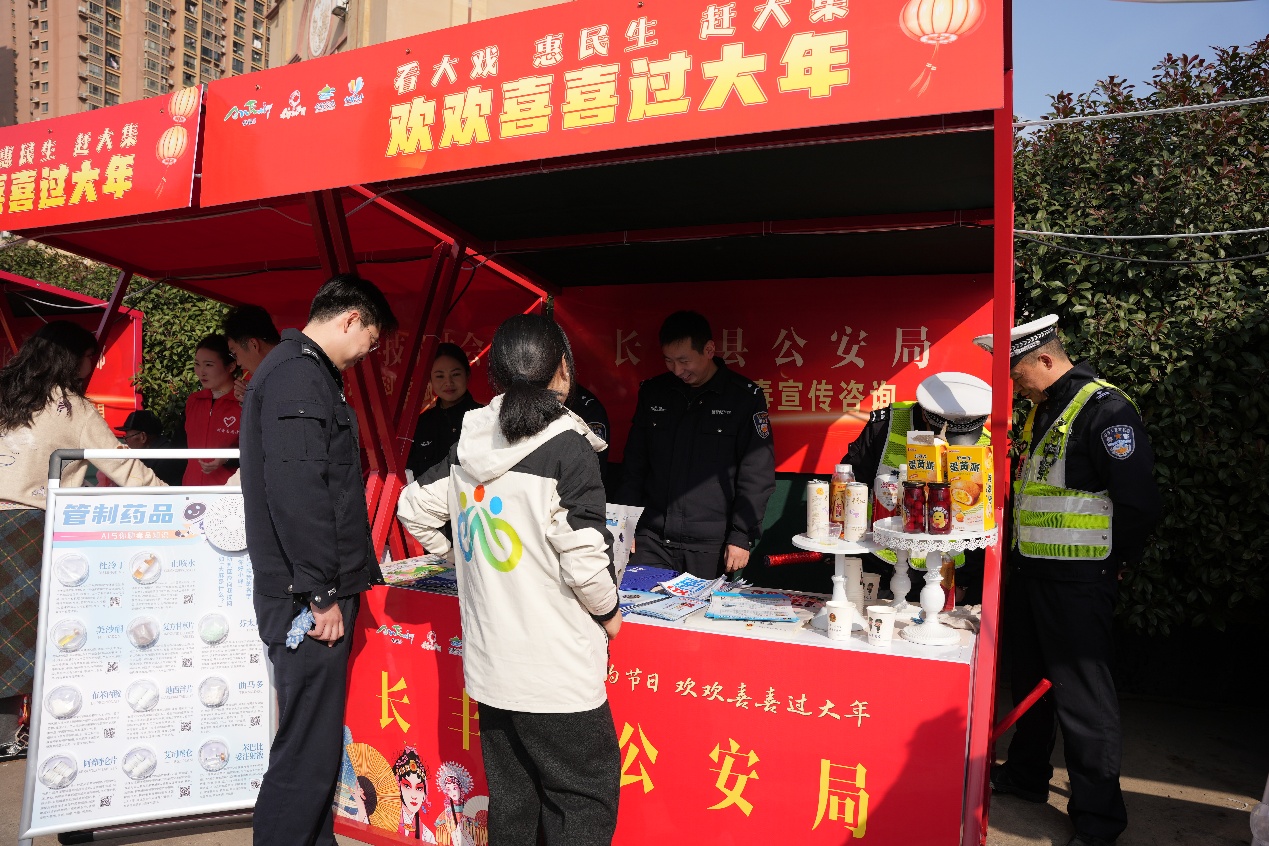 图片包含 户外, 人, 站, 男人

AI 生成的内容可能不正确。