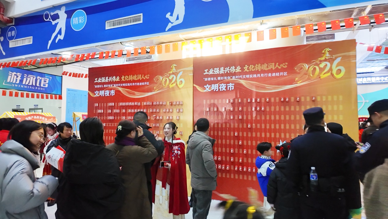 人站在人群中

AI 生成的内容可能不正确。