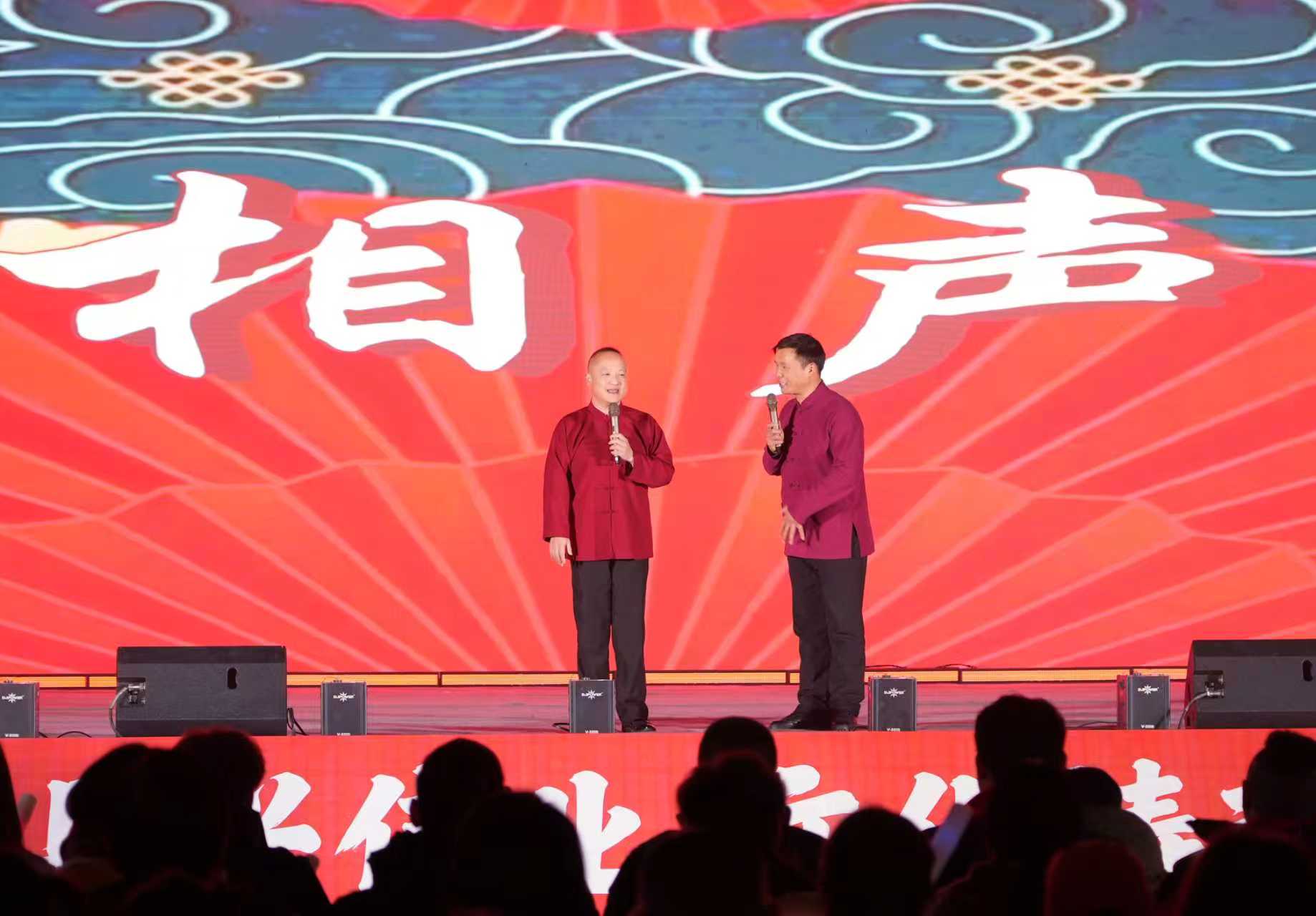 人们在看台上

AI 生成的内容可能不正确。