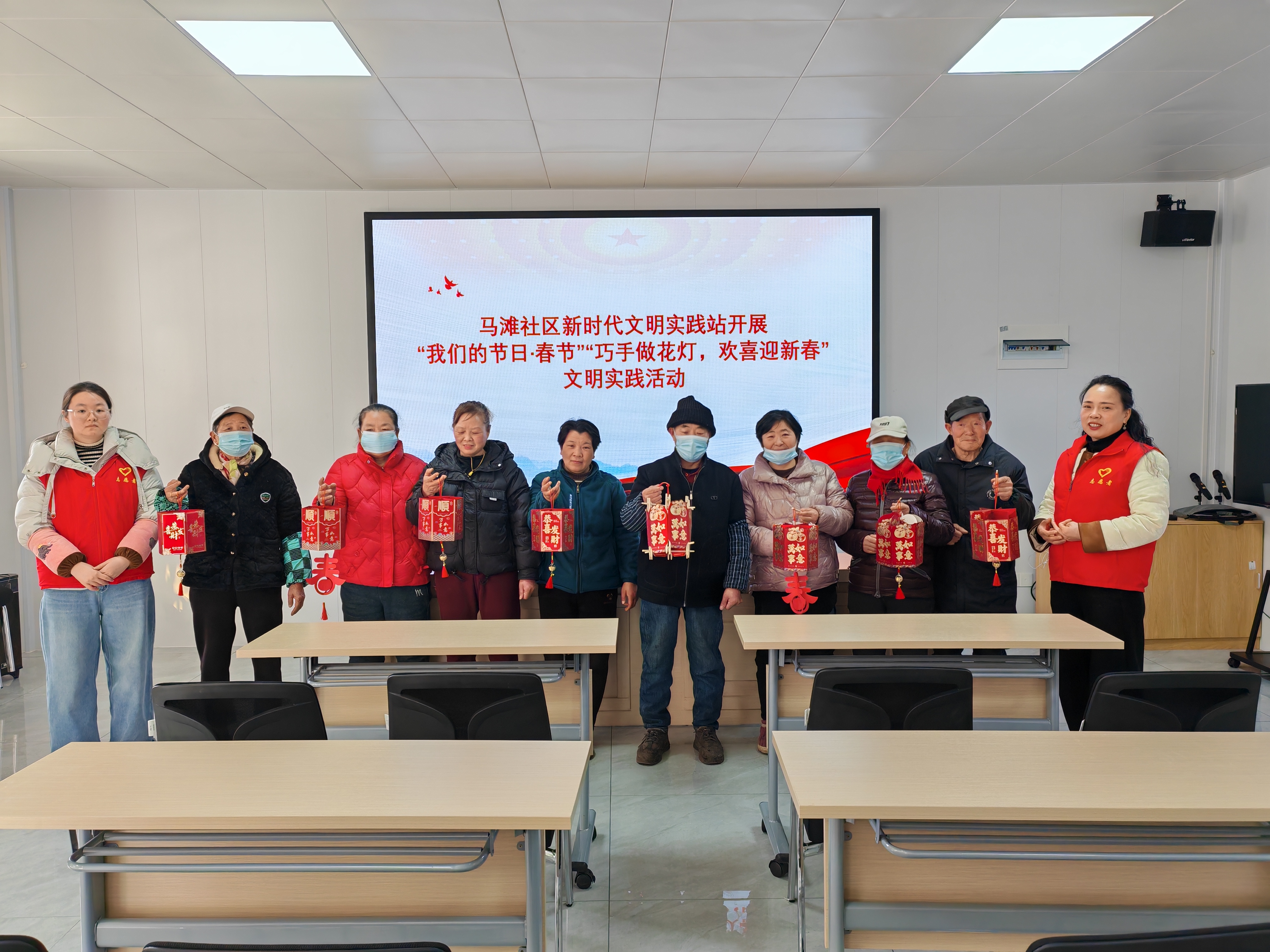 2026年2月12日，临淮关镇马滩社区开展“我们的节日·春节”“巧手做花灯，欢喜迎新春”文明实践活动