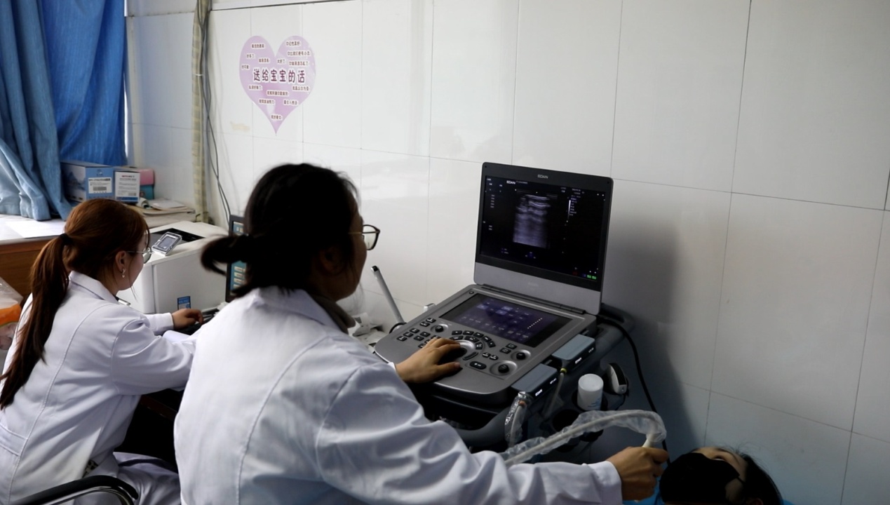 医务人员正在为受检者做检查.JPG