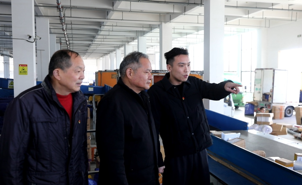 庐江县新业态新就业群体党建工作指导站负责人到快递公司一线了解用工情况 (2).JPG