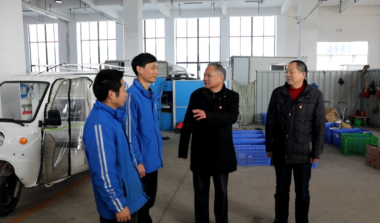 庐江县新业态新就业群体党建工作指导站负责人与快递小哥交流 (3).JPG