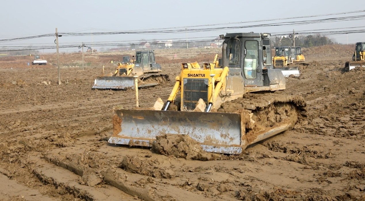 大型机械正在平整土地 (2).JPG