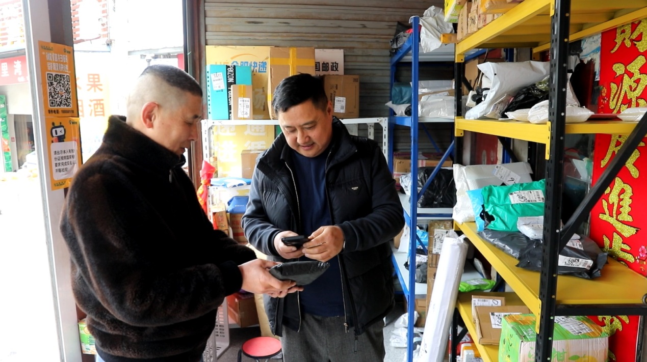 村民在村头驿站领取快递.JPG