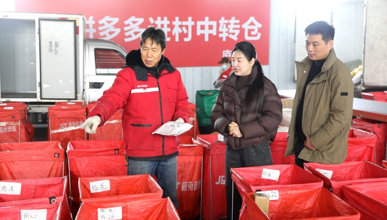 庐江中转仓负责人江丽（中）在检查各村点驿站快递投送情况.JPG