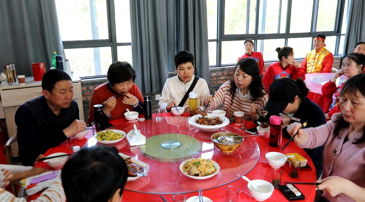 游客品尝美食 (2).JPG