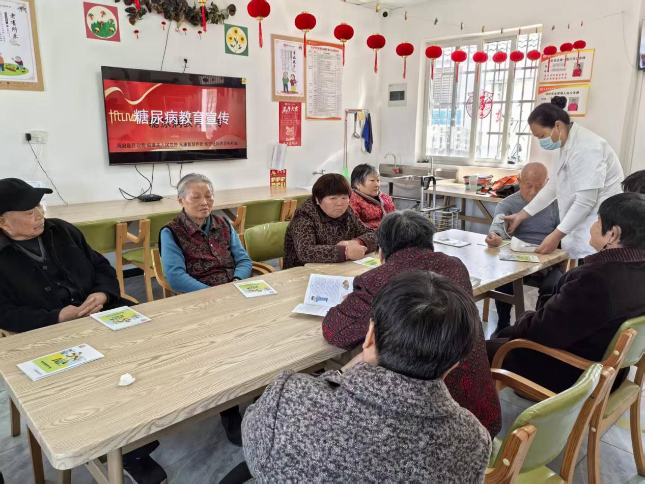 临淮关镇淮宁社区：健康助餐暖人心，科普守护“夕阳红”