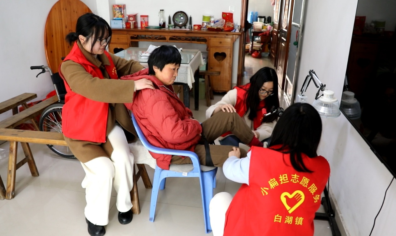 “小扁担”志愿服务宣讲队成员在为群众服务.JPG