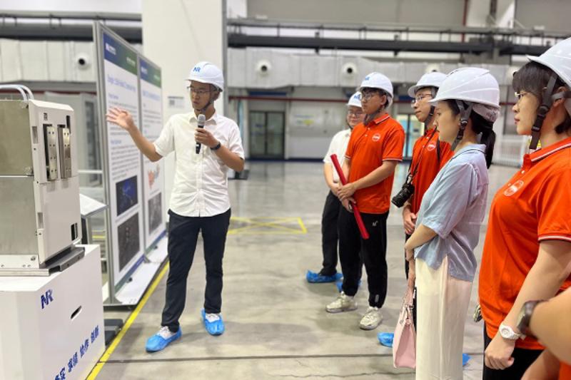 C:\Users\73833\Desktop\江淮晨报\新闻稿二\原图\图4 在技术服务部副经理彭江北带领师生参观厂区的高新电力设备产品.jpg图4 在技术服务部副经理彭江北带领师生参观厂区的高新电力设备产品