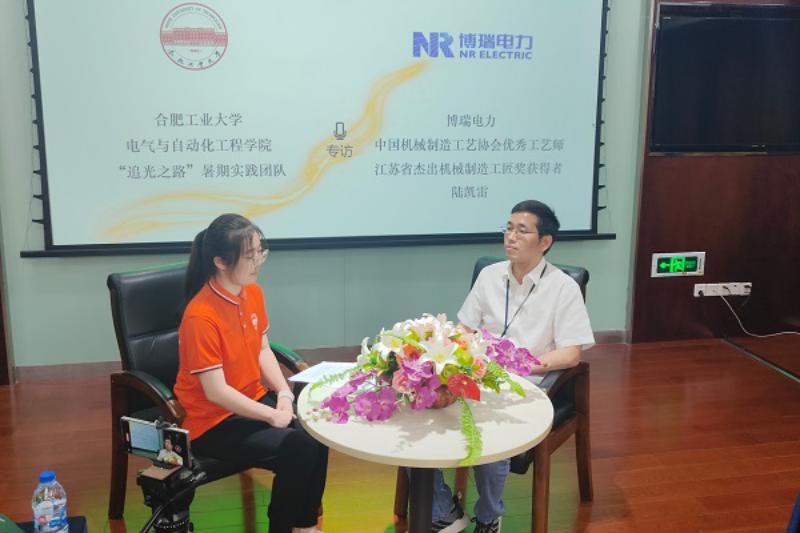 C:\Users\73833\Desktop\江淮晨报\新闻稿二\原图\图5 团队成员采访江苏省杰出机械制造工匠奖获得者陆凯雷工程师.jpg图5 团队成员采访江苏省杰出机械制造工匠奖获得者陆凯雷工程师