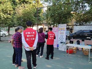\\clicshnas01\Userdata\16100453\Desktop\“媒体看国寿”广东站相关材料\专题新闻稿\广东调研项目新闻配图\图：“穗岁康”项目工作人员为市民介绍普惠产品.jpg