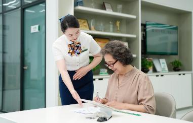 \\clicshnas01\Userdata\16100453\Desktop\分公司报送联动发布宣传新闻稿\2025年第一批联动稿件\20250624天津市分公司-新闻初稿-金融暖流守护万家灯火 津沽大地书就社会担当-选用\柜面服务人员服务老年人办理业务.jpeg