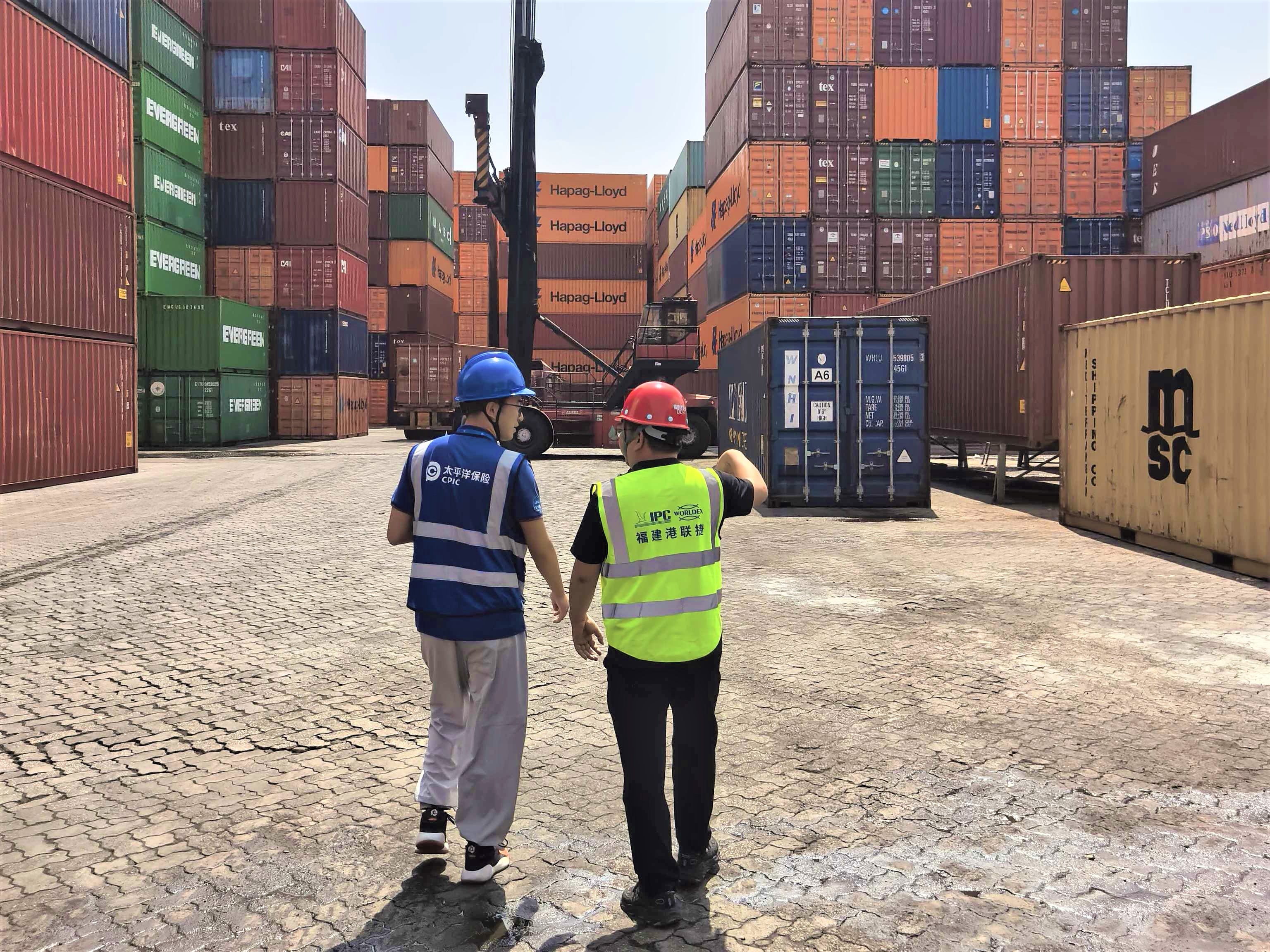 前往港务物流的集装箱堆场提醒做好防台加固工作，防止集装箱吹落造成货物损毁或人员伤亡 (2)