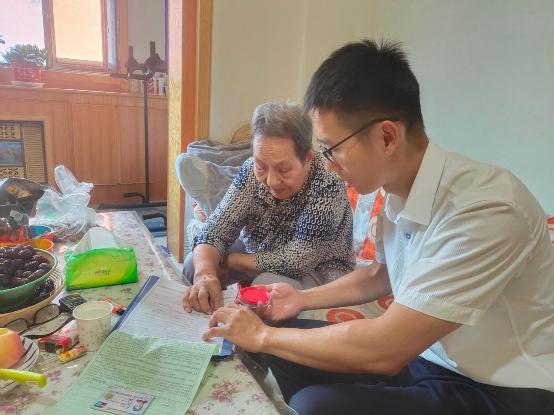 男人和女人在切蛋糕

中度可信度描述已自动生成