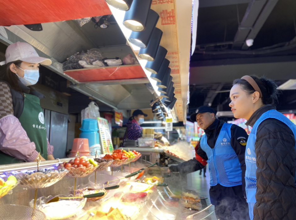 “巷导”走访旮旯巷小吃街 汪毓秀 摄