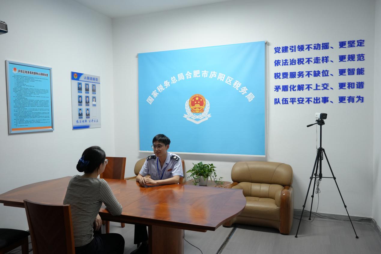 税费争议调解室内，税务调解员为纳税人解决涉税诉求