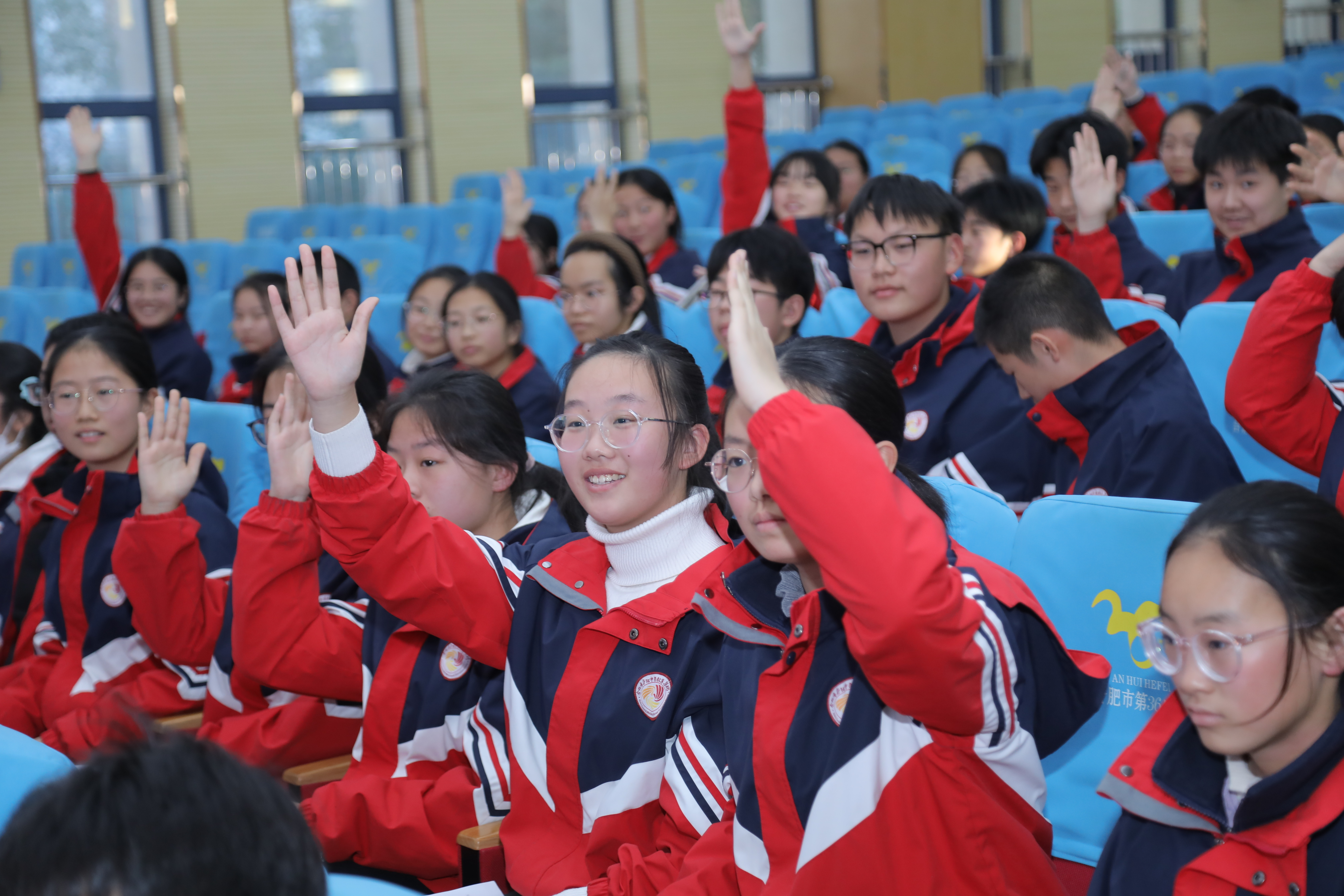 学生们积极互动分享心得感想