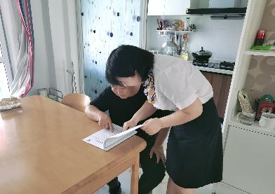 滁州分公司客户服务中心工作人员上门为老年客户讲解保险条款和保全业务