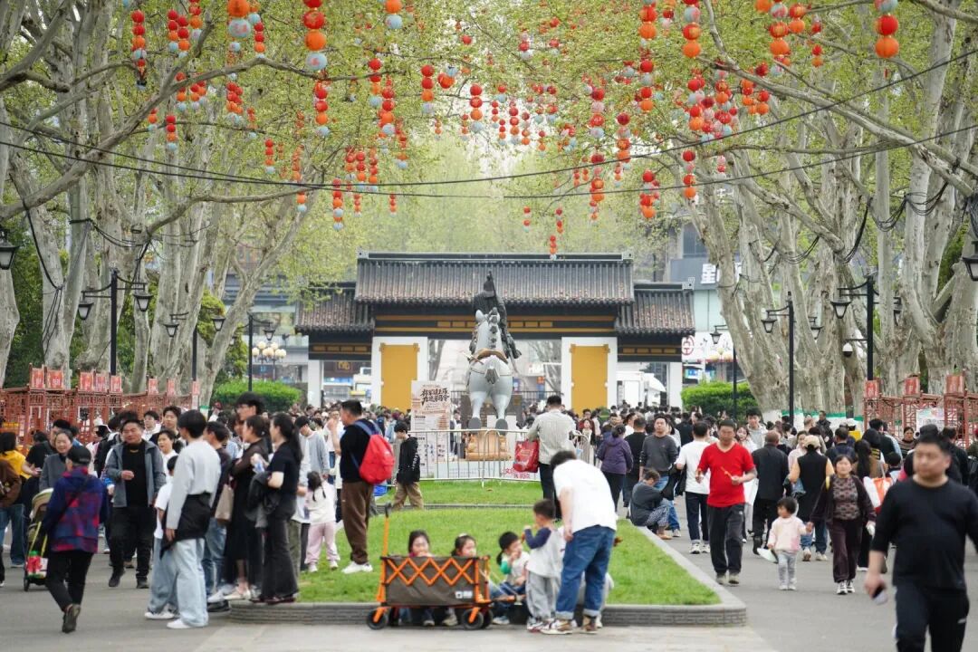 逍遥津公园游人如织