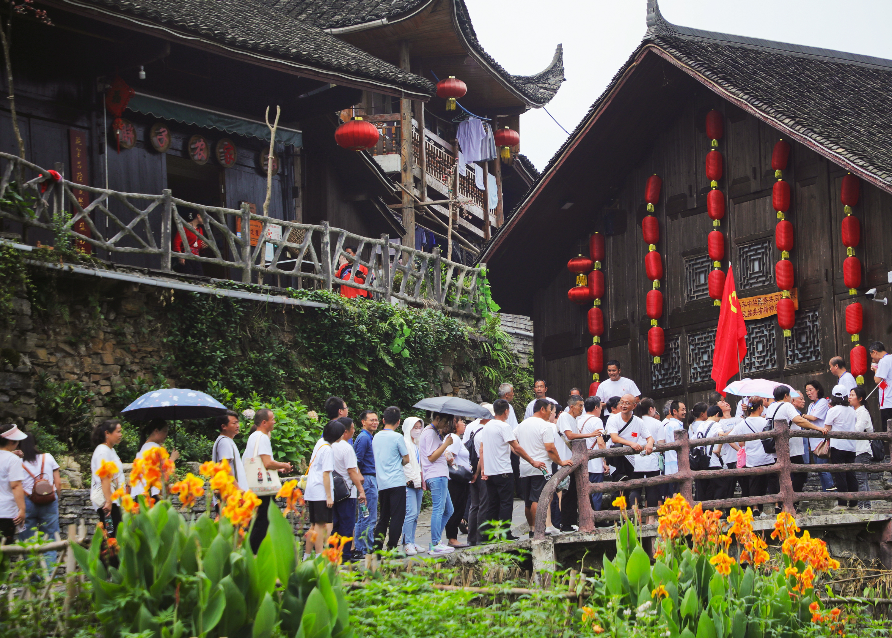 依托红色文化发展旅游，成为新时代十八洞村的金字招牌，如今旅游收入成为村集体经济收入和村民增收的主力。图为村里的梨子寨迎来全国各地游客。 梁金梅摄.jpg