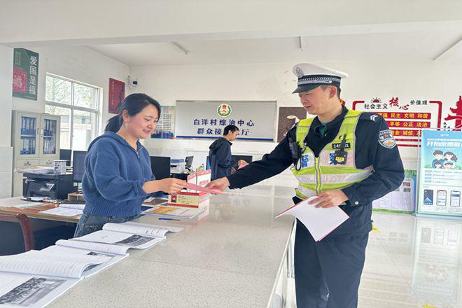 广德交警进农村宣传交通安全知识 (3)