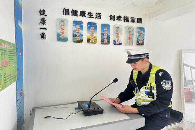 广德交警进农村宣传交通安全知识 (5)