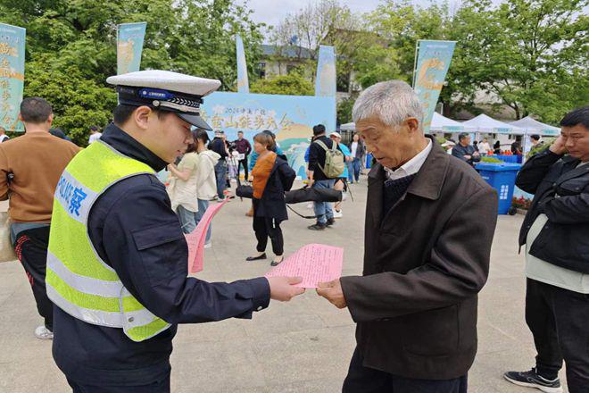 广德交警联合文明办开展交通文明创建主题活动进乡村活动 (3)