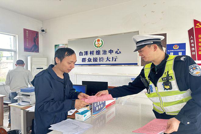 广德交警进农村宣传交通安全知识 (2)