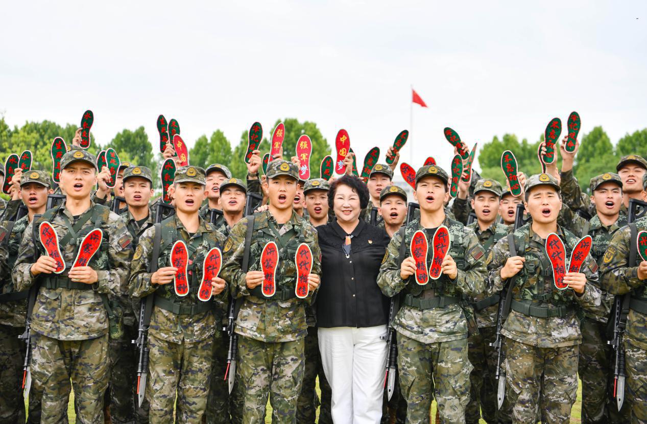 图7：2024年6月21日，安徽合肥，在武警安徽总队合肥支队训练场，“兵妈妈”朱呈镕慰问训练官兵并赠送鞋垫。