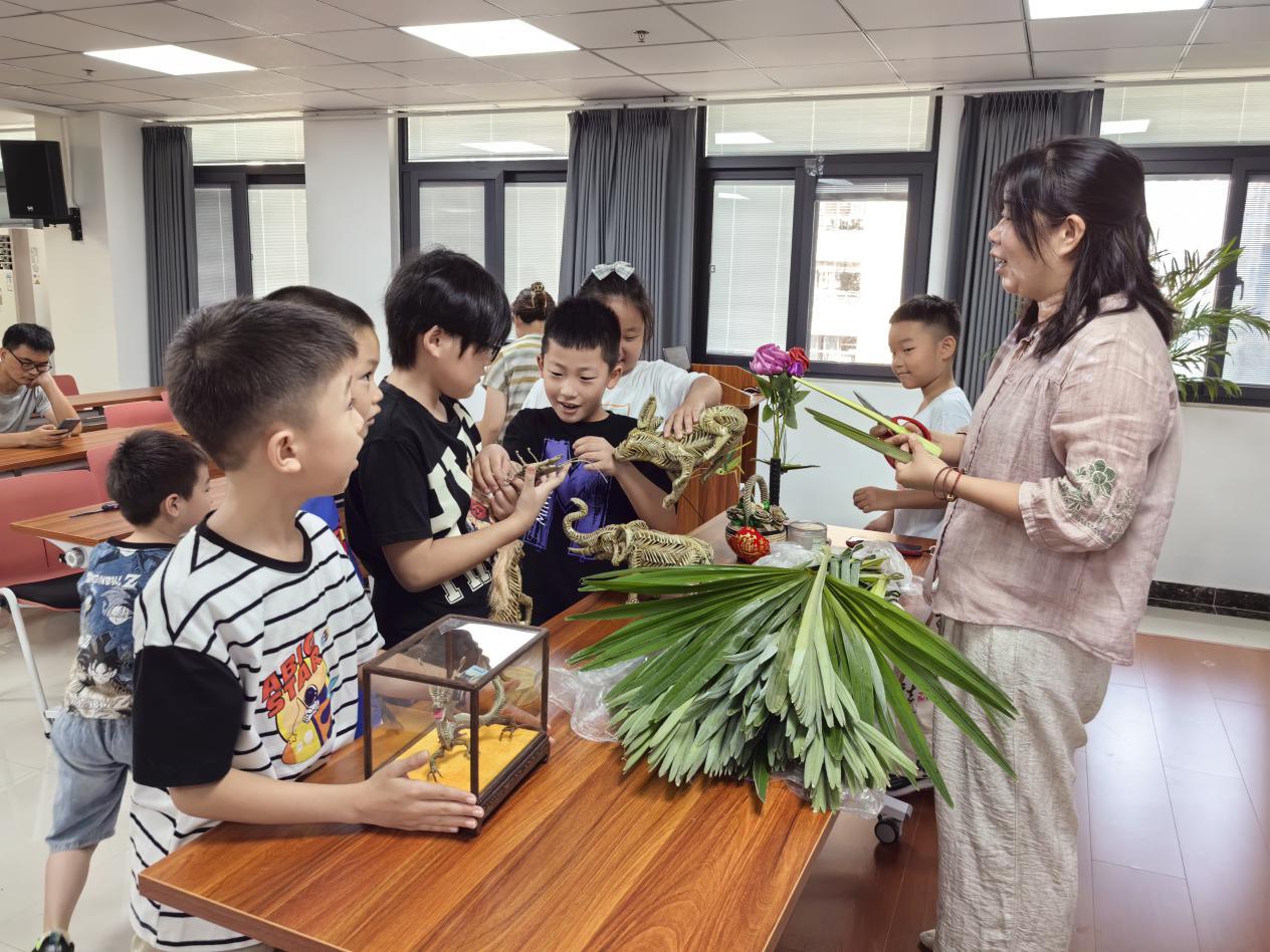 清水冲社区：传承民族文化 体验非遗棕编 (2)