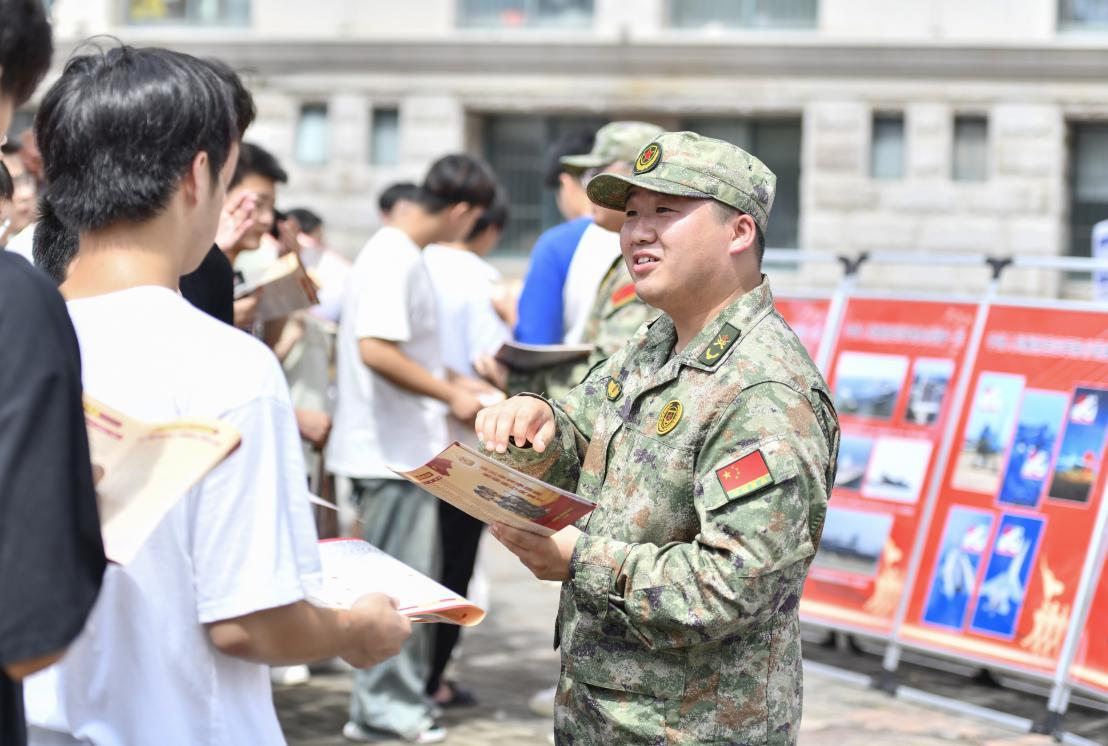 图9：20249月19日，安徽省合肥市庐阳区人武部工作人员在向合肥经济技术职业学院学生解读大学生应征入伍政策。
