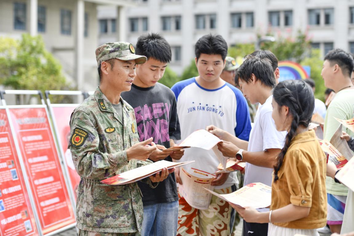 图1：20249月19日，安徽省合肥市庐阳区人武部工作人员在向合肥经济技术职业学院学生解读大学生应征入伍政策。