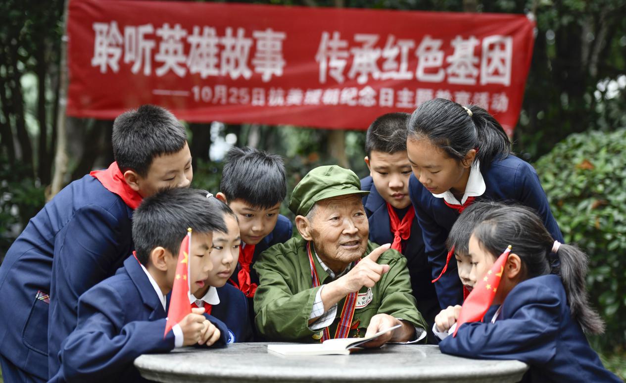 图5：2024年10月19日，安徽合肥，今年89岁抗美援朝老兵杨克美在向孩子们回忆从军经历。