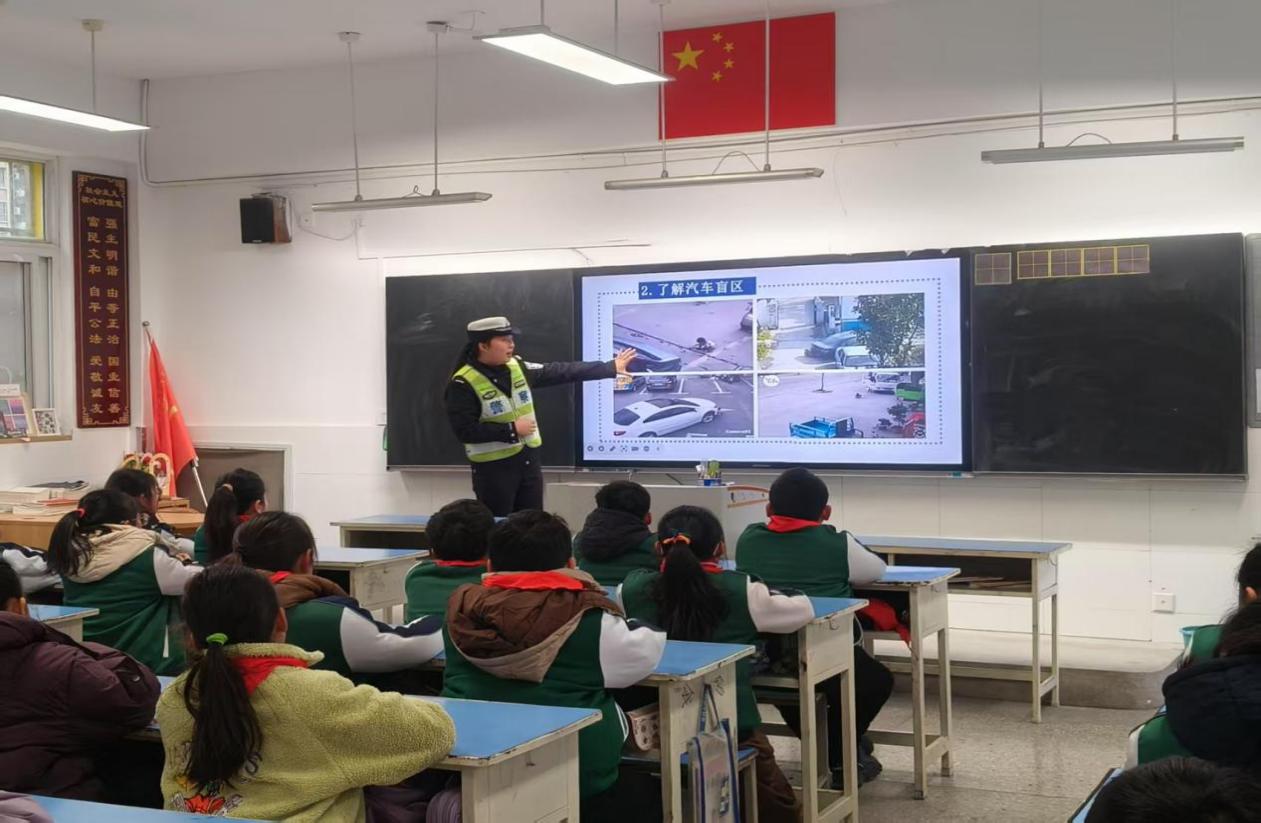 淮北市濉溪路小学举行开学典礼，邀请国动办及交警二大队开展法治安全教育第一课