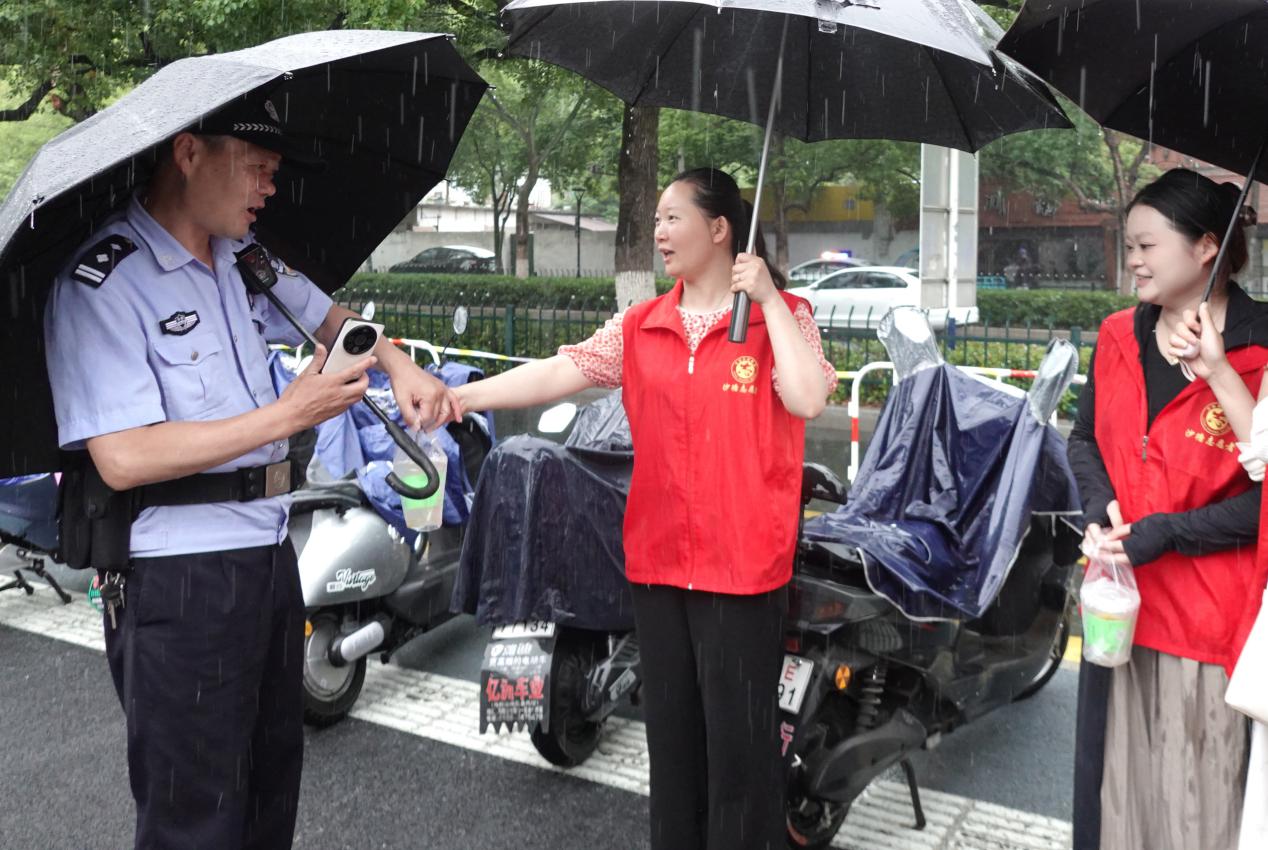 投稿：冒雨护航 工会助考（胡智慧摄） (15)