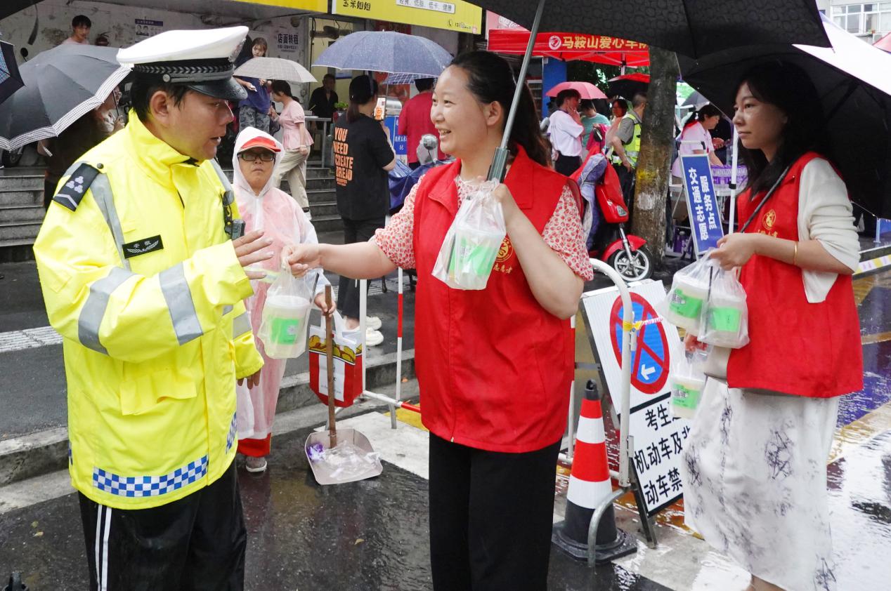 投稿：冒雨护航 工会助考（胡智慧摄） (2)