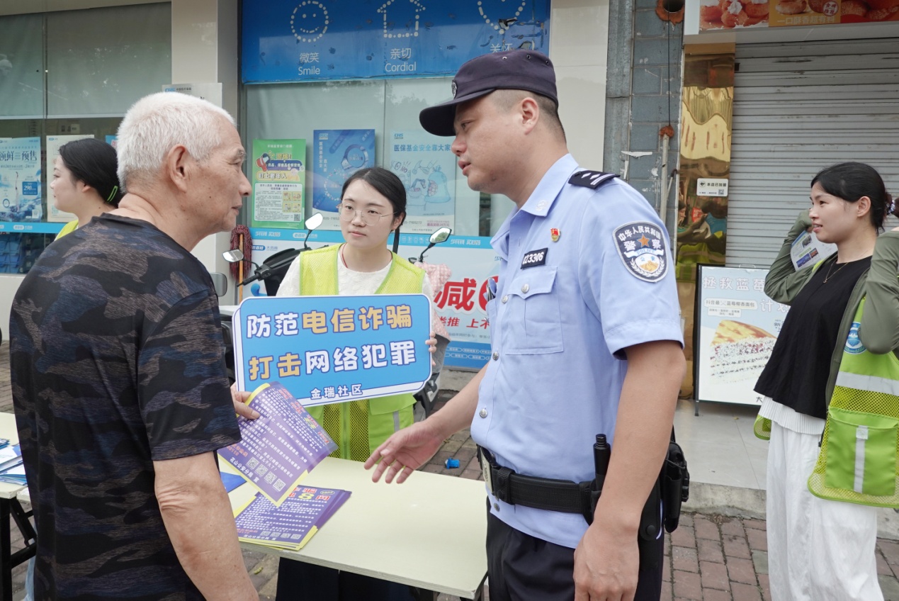 投稿：“反诈”宣传进市场（胡智慧摄） (6).JPG