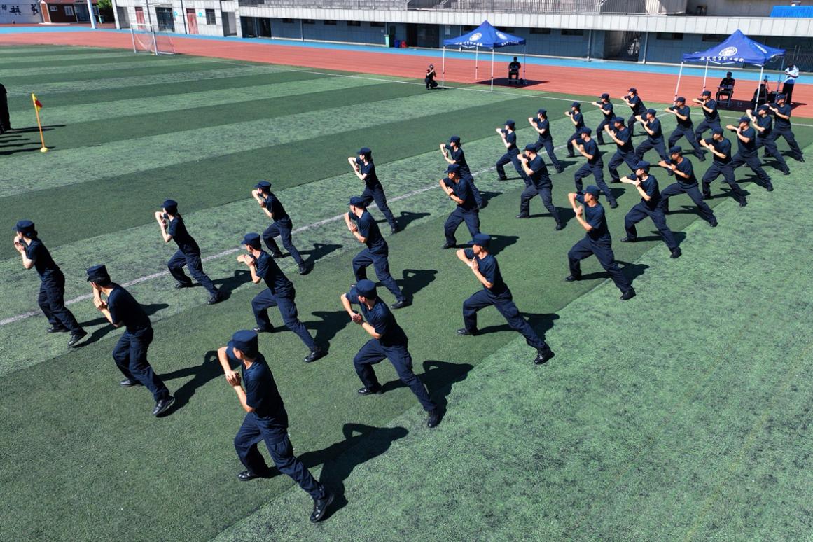 新录用民警正在进行擒敌拳训练（2）.
