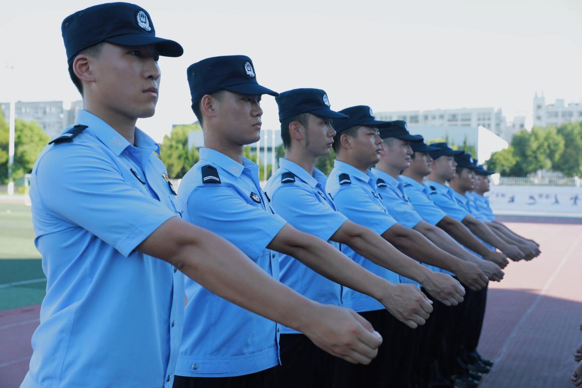 新录用民警正在进行队列训练（1）。