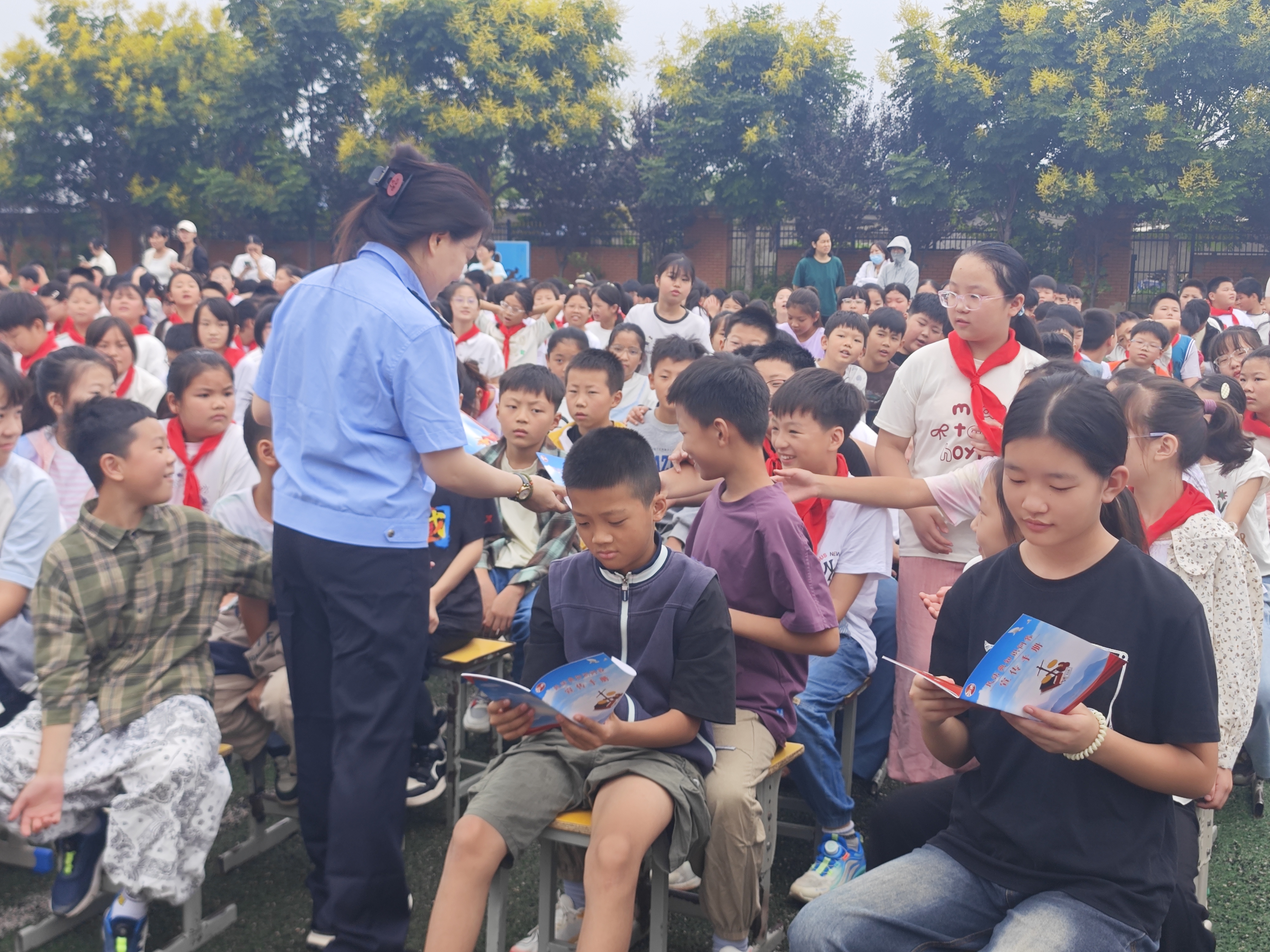 多部门携手进校园：这场反邪普法活动获师生点赞 (5)