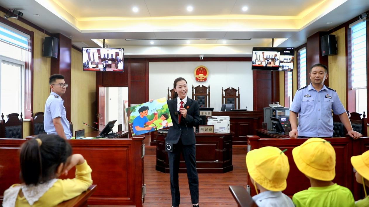 图为干警通过卡通图片方式普法
