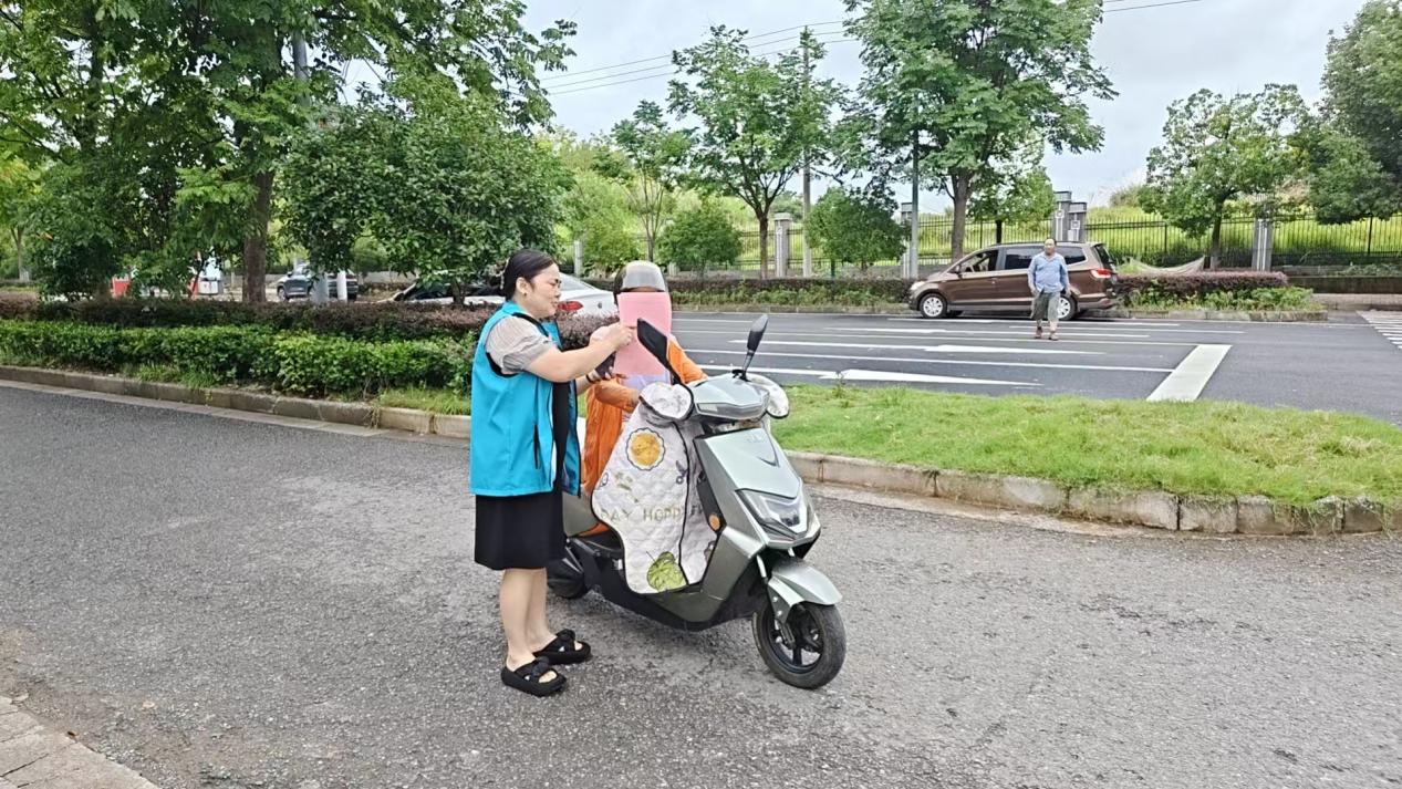 绿锦社区开展禁毒及道路交通安全宣传活动（照片） (2)