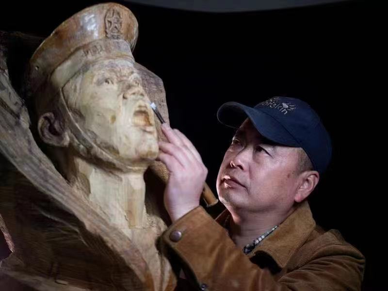 以刀为笔 以木传情 ——记安徽省广德市皖南朝晖竹木雕刻博物馆馆长、高级工艺美术师、高级技师 靳朝晖