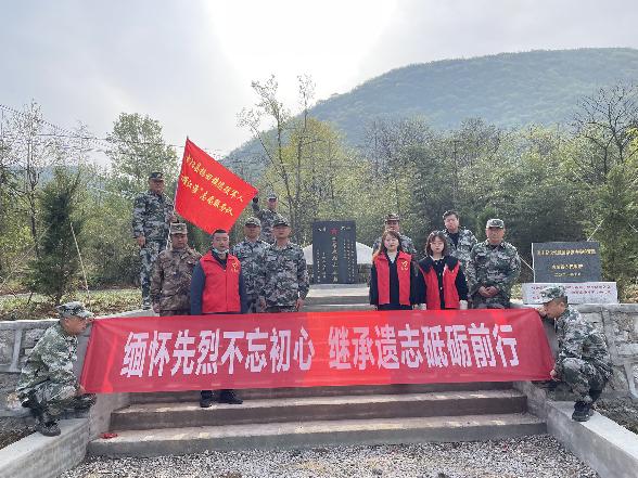2022年清明节前期，杨田镇退役军人红耀江淮在巴景启烈士墓前开展祭奠活动