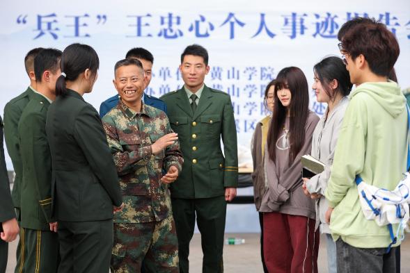 H:\2023年度照片\20230419王忠心到黄山学院作征兵宣传\e1fdf9c0f7e5d69078665aa545ba248.jpg