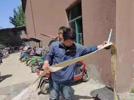 带动群众操作消防水管.jpg